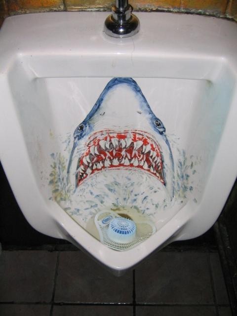 Urinal that has some teeth