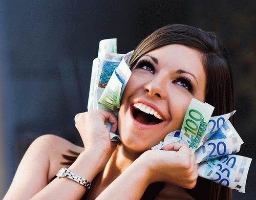 Rich chick shows off her monies